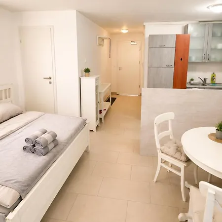 Modern Free Parking Free Wifi Fully Equipped 1 To 4 Guests Appartement Wolkersdorf