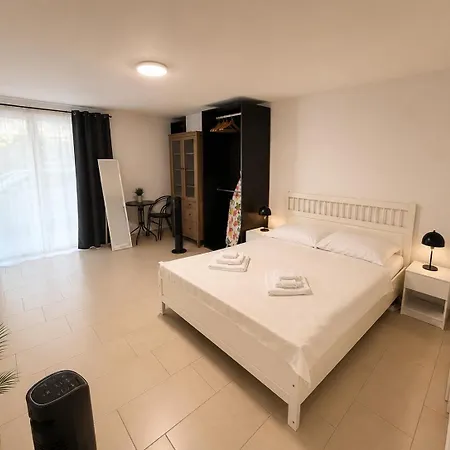 Modern Free Parking Free Wifi Fully Equipped 1 To 4 Guests Appartement *