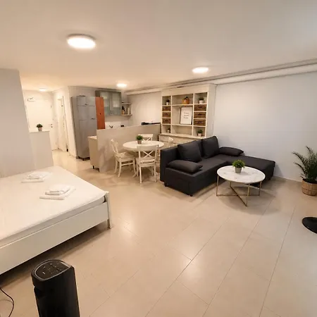 Modern Free Parking Free Wifi Fully Equipped 1 To 4 Guests